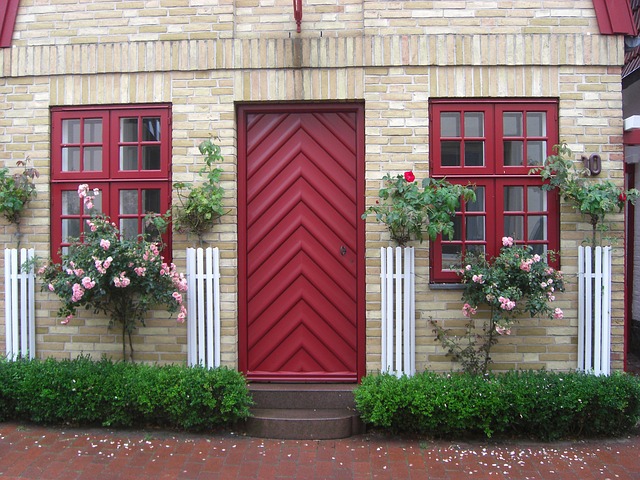 Dom s červenými dverami a červenými oknami.jpg